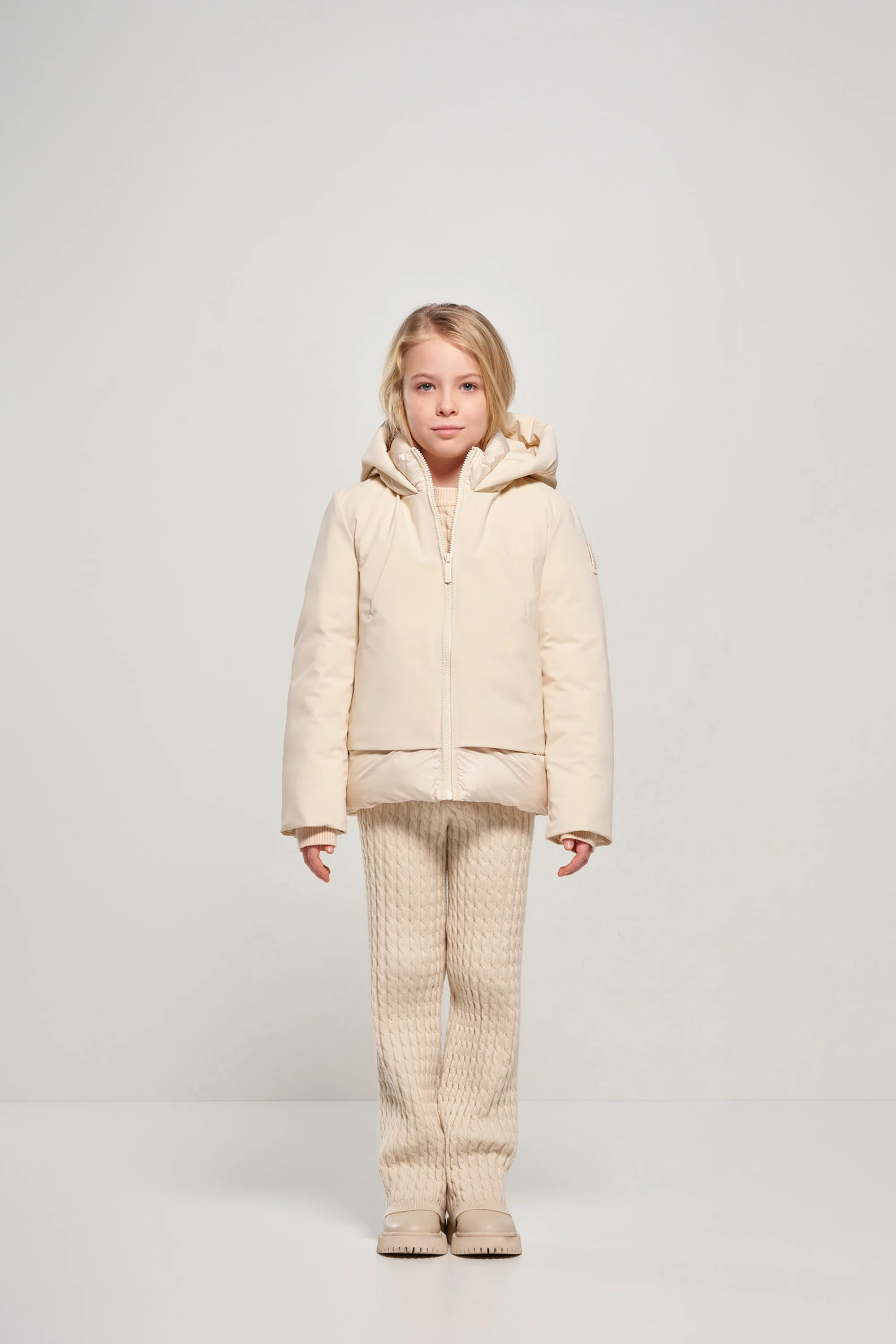 Giacca corta da bambina bi-materica con cappuccio - Image 4