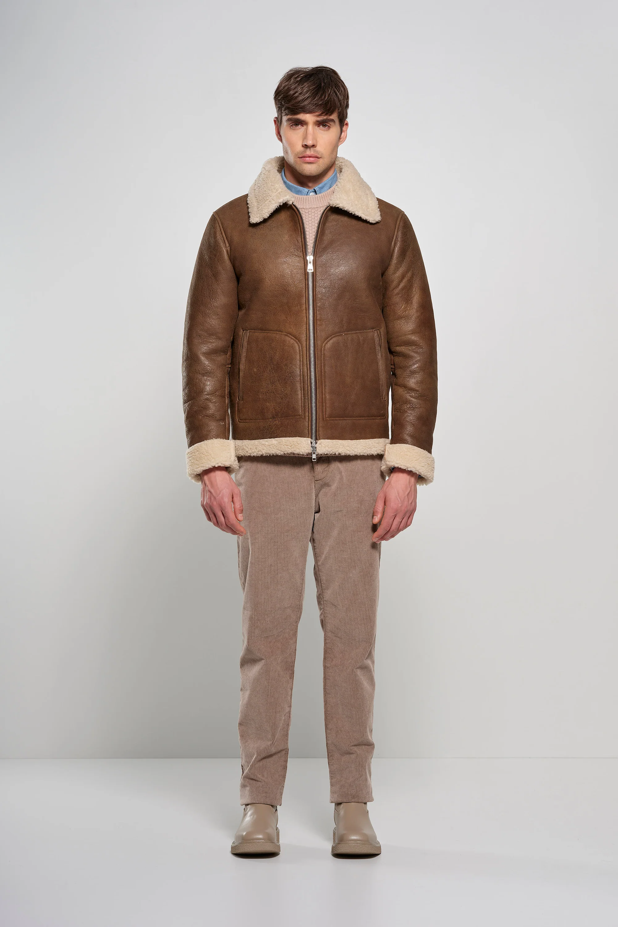 Giacca corta da uomo in vera pelle con sherpa e collo a revers - Image 8