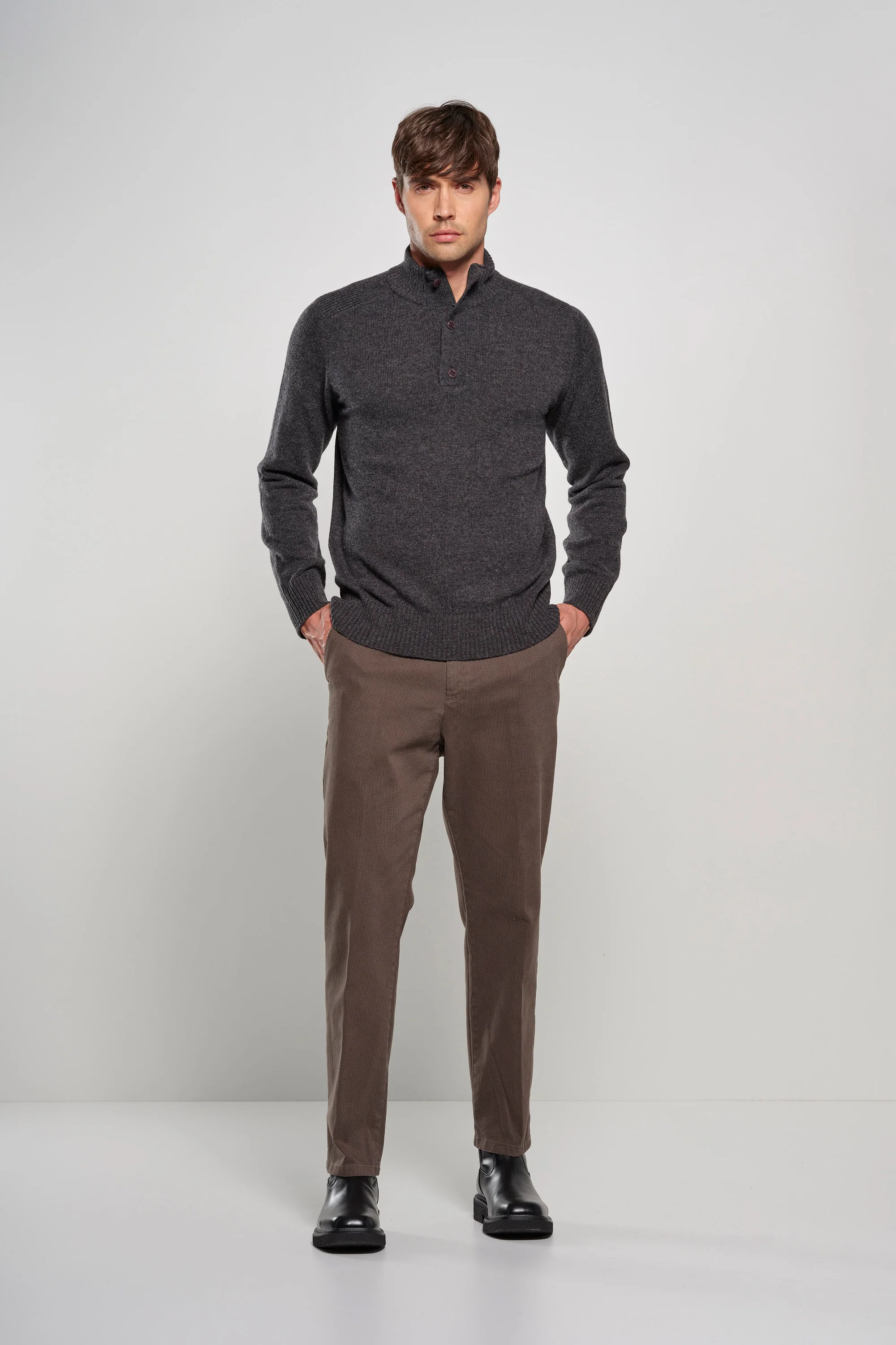 Maglione in lana merino con collo alto e bottoni - Image 6