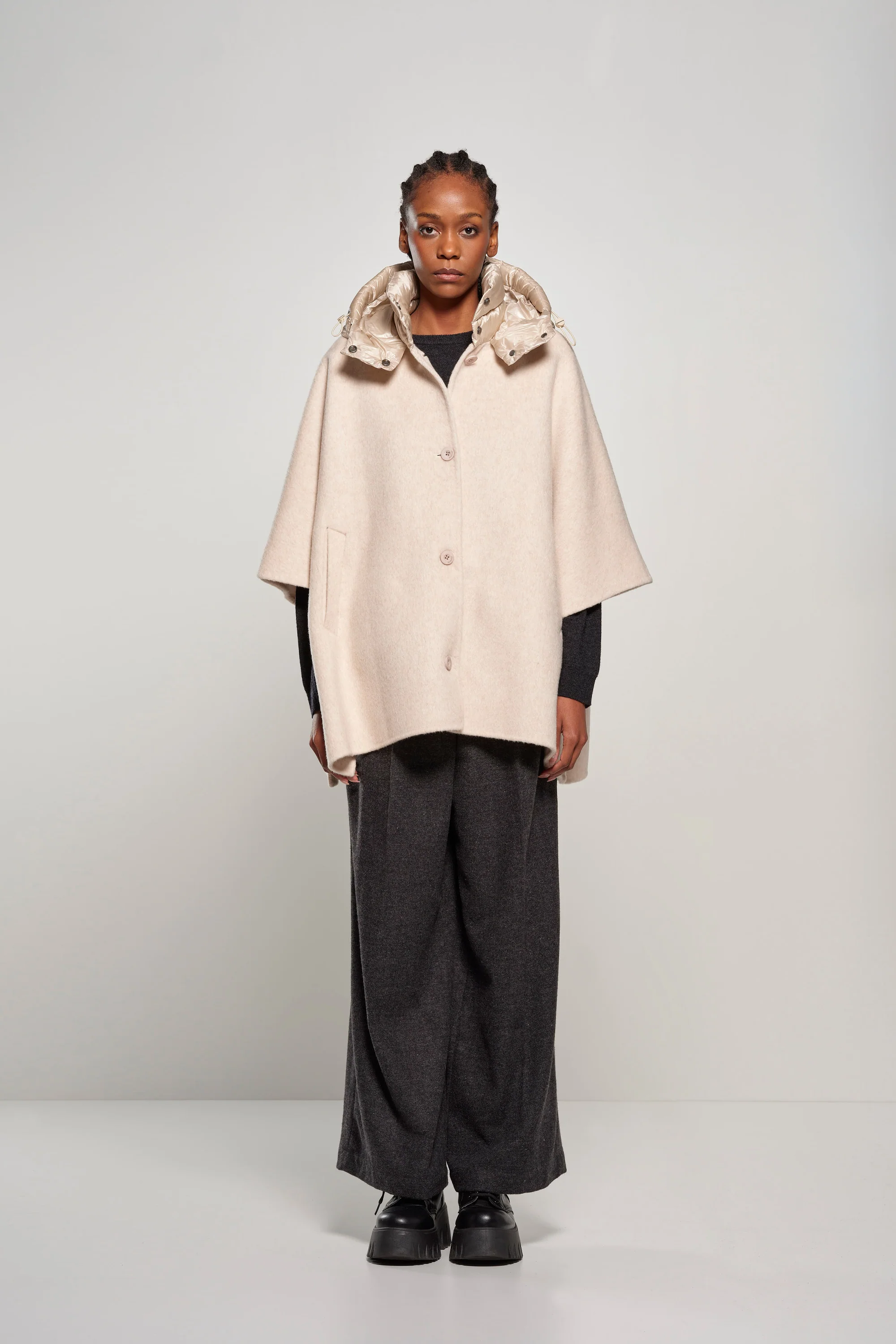 Mantella corta in lana effetto alpaca con cappuccio - Image 16
