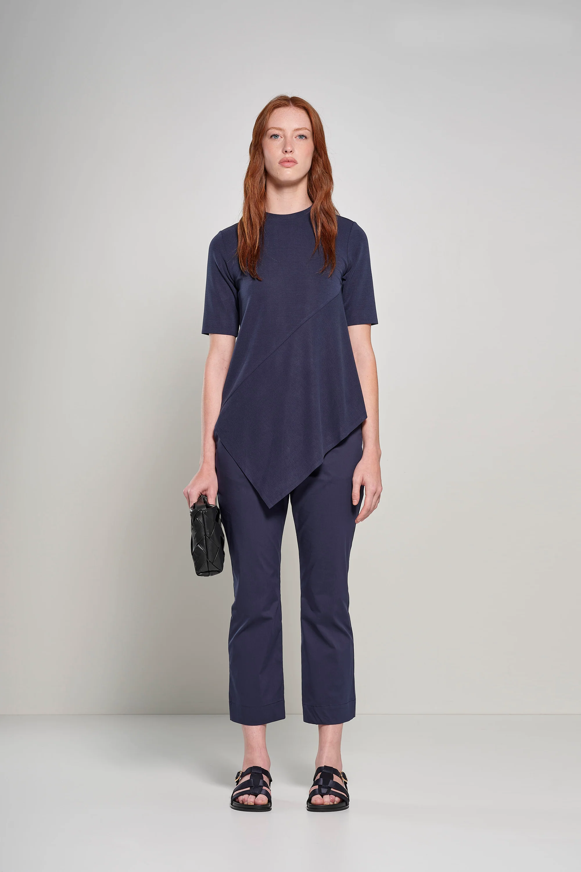 T-shirt con taglio asimmetrico - Image 9